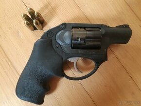 Ruger lcr 9mm luger.