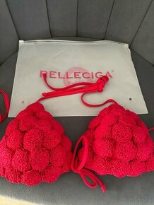 Červené plavky značky Relleciga