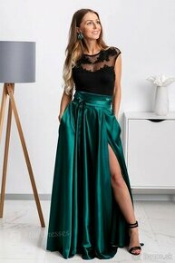 Smaragdová saténová sukňa s rozparkom