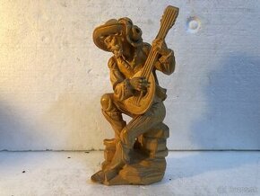Stará krásna drevená socha muž s mandolínou