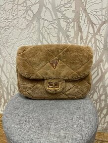 Crossbody hneda kabelka guess