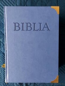 Biblia s kovovými rožkami.