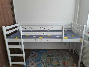 Detská posteľ so šmykľavkou