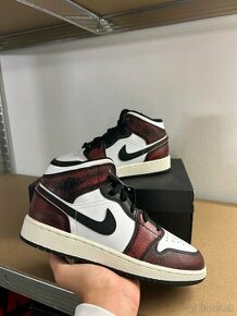 Nike Air Jordan 1 Mid Chicago