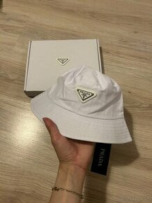 Prada biely klobúk + biely box (PR4)