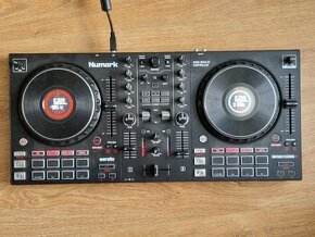 Numark Mixtrack Platinum FX