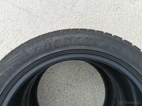 Predám 2ks zimné pneu GoodYear Ultrarip8  245/45 R18 100V - 1