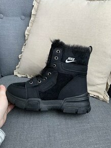 čierne dámske zateplené čižmy / snehule nike 37/38