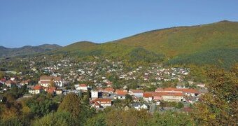 hladám rodinný dom alebo stav. pozemok v Novej Bani