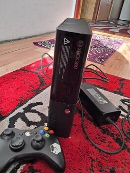 Xbox 360 , 500GB +ovládače/príslušenstvo.