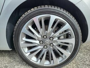 Zimné YOKOHAMA Bluearth V906 225/40 R18 92W, ako nové