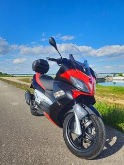 Aprilia SR Max 300 - 1