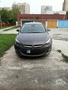 Predám Opel Astra j /limuzína/ 103kw,140k r.v. 2013.