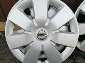 Nissan 15“ puklice kryty kolies