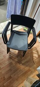 Pevne plastové stoličky