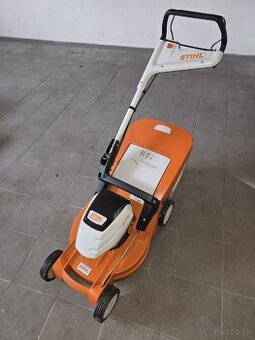 Elektrická kosačka STIHL RMA 448 TC.  Pozor, bez batérie.