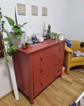 Hemnes IKEA komoda v červenom prevedení