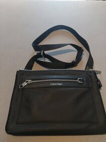 Čierna crossbody kabelka calvin klein