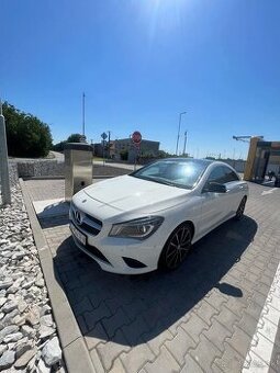 MERCEDES BENZ CLA200d 4MATIC