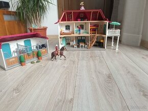 Predáme v top stave Schleich dom + stajňa, kód 42551