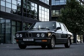 BMW 525i E28 - Airbag, ABS, palubák, šíbr, nová TK 5/2026