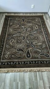 Hnedý koberec