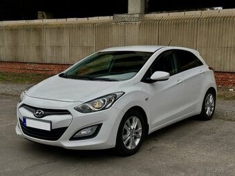 Hyundai i30 1.4, M6, benzín, senzory, výhrevy sedačiek