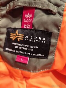 ALPHA INDUSTRIES Zimná bunda vo farbe Kaki