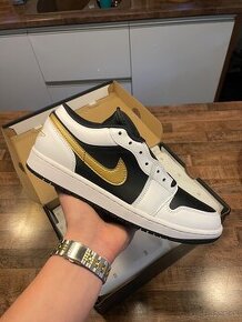 Air Jordan 1 Low Metallic Gold Swoosh -