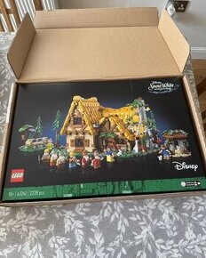 Nové LEGO Disney Princess 43242 Chaloupka Sněhurky