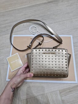 Michael Kors pale gold vybijana zlata kabelka