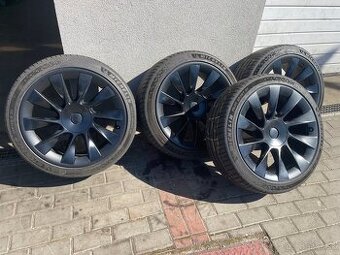 Tesla model Y 20”disky UBERTURBINE+Letné pneu Michelin Pilot