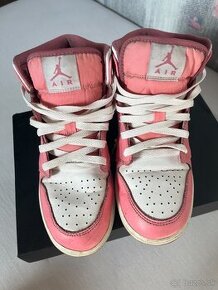 Air Jordan 1 Mid Valentines Day