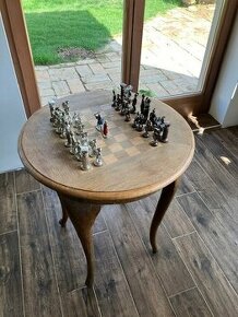 Šachový stolík.