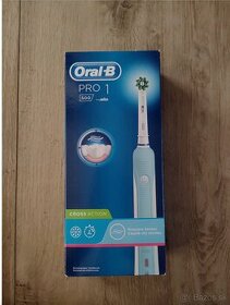 Oral-B elektrická zubná kefka Pro1 500 Box - 1