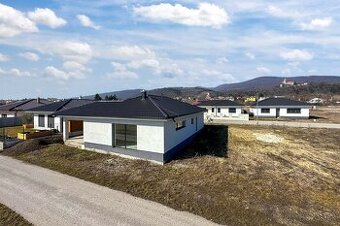 Novostavba- Bungalov s pekným výhľadom na Smolenický  zámok