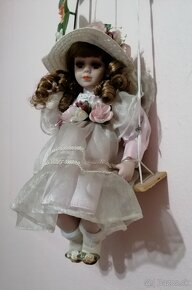 Porcelánová bábika na hojdačke - 1