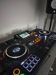 Pioneer XDJ XZ + Yamaha HS8 + stojany