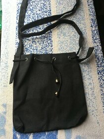 Čierna mini crossbody kabelka cez plece