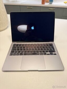 Apple MacBook Air M1 13,6 - Vesmírne sivý