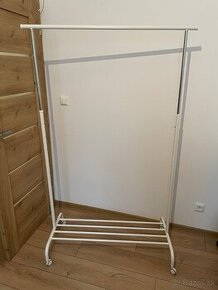 Vešiak na šaty Ikea RIGGA