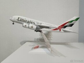 Plastový model Airbus a380 Emirates