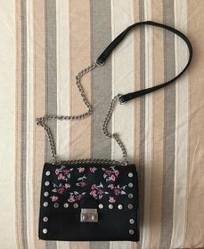 Čierna crossbody kabelka s kvetinkami