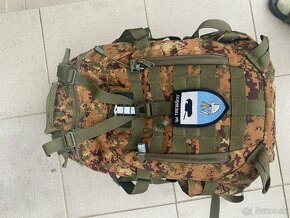 Vojenské batohy, uniforma, klobúk - 1