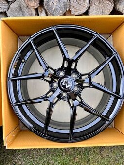 Motec MCR4 Ultimate 8,5x19 et 30 5x112