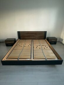 Manželská posteľ s dvoma nočnými stolíkmi