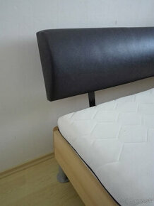 posteľ s čiernym čelom a s matracom 140x200