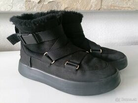 UGG Classic Boom Buckle Pôvodná cena: 179EUR Čižmy - 1