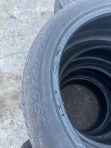 295/40 r21 111y