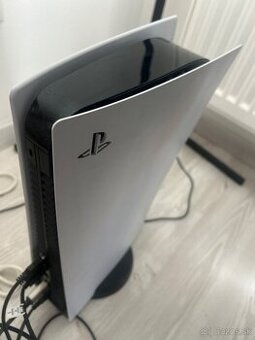 Predám Playstation 5 s mechanikou + 3 ovládače + PS kameru